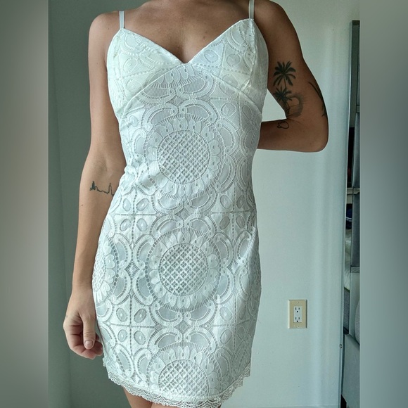 Lace mini dress - Picture 3 of 4